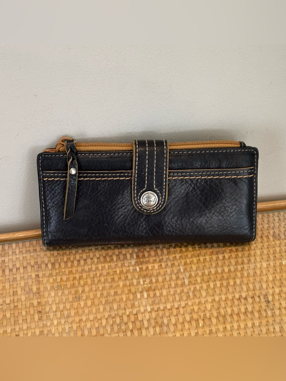 Vintage Fossil leather wallet in great condition!
